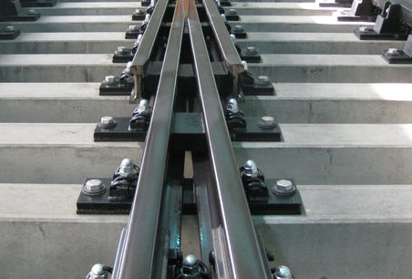 鋼軌伸縮調節器工作原理及特點
